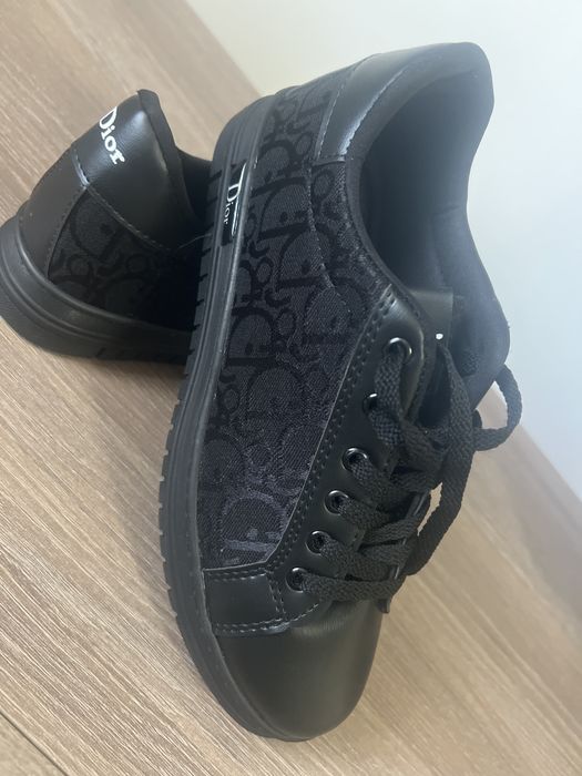Adidasi. Marca Dior