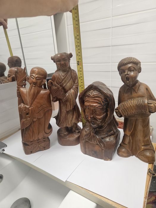 Statuete din lemn , diferite modele .