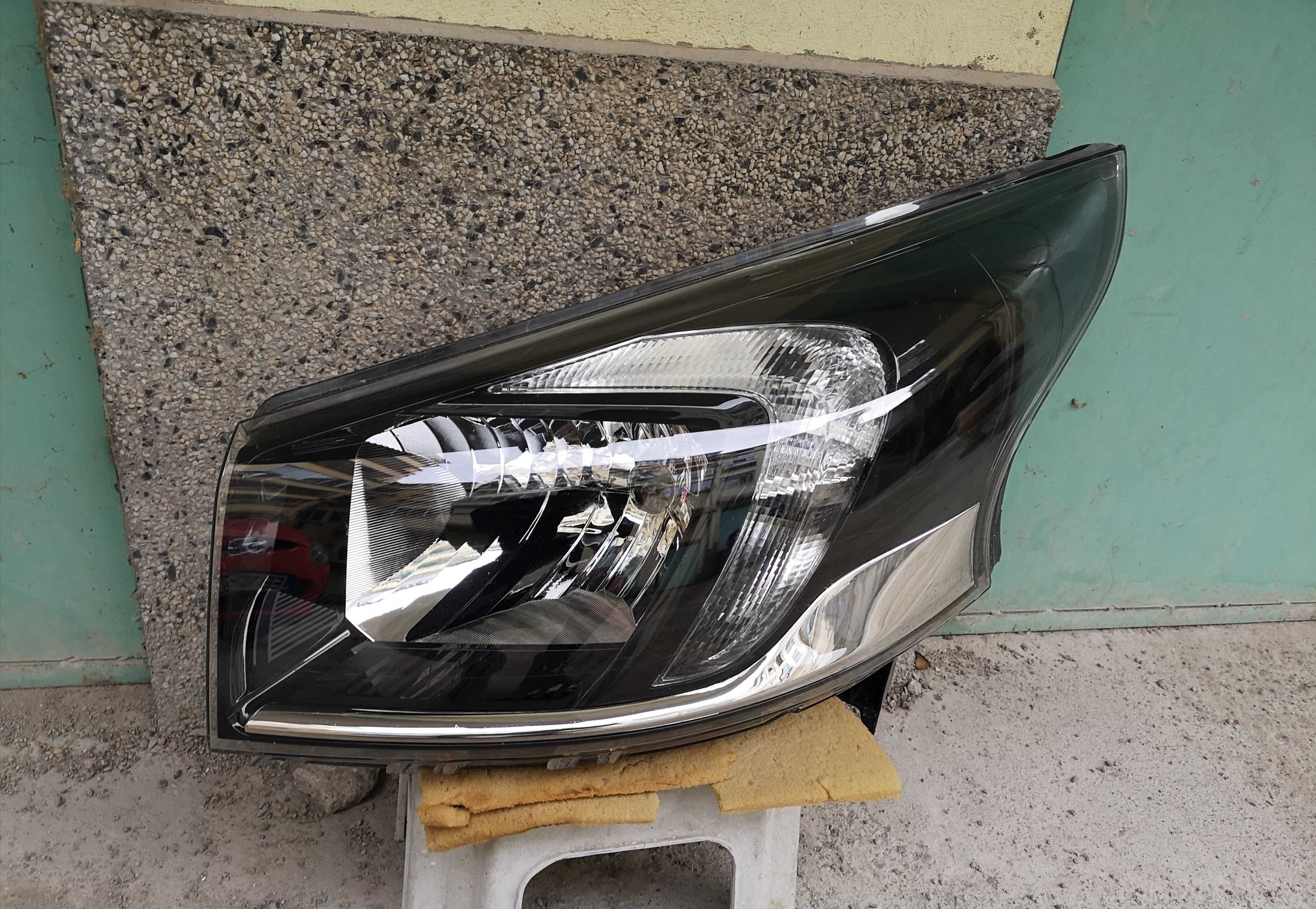 Оригинален фар Опел Виваро  Opel Vivaro