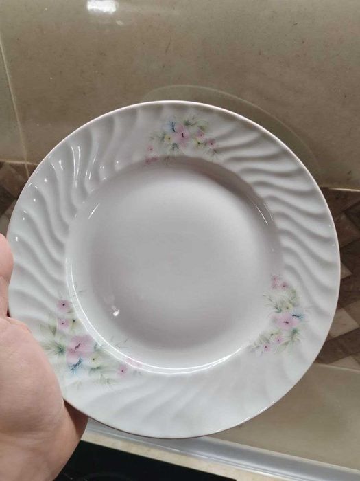 Три бели порцеланови сервиза за хранене