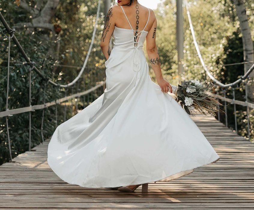 Сватбена рокля - американ сатен, семпла, елегантен дизайн