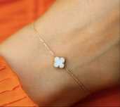 Дамска златна гривна с бяла детелина Van Cleef