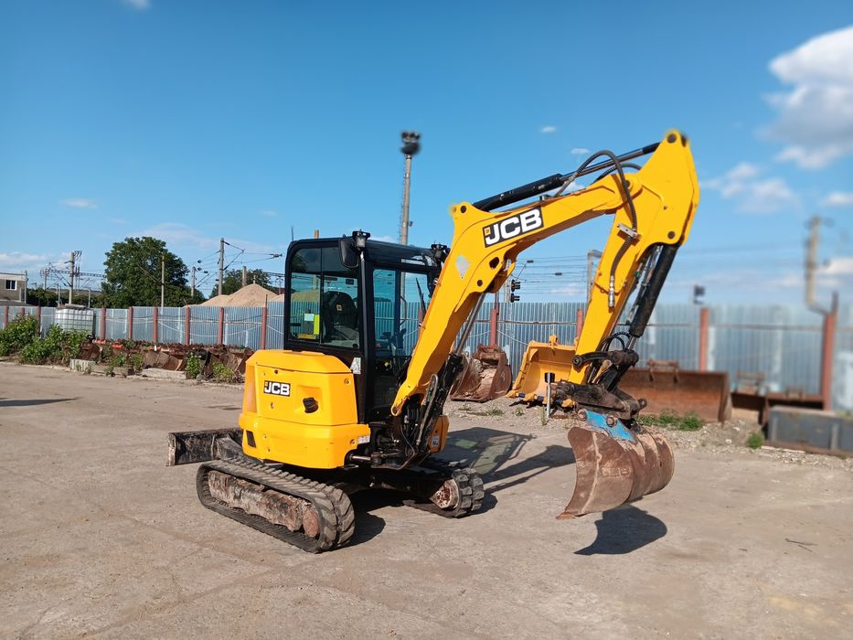 Vând miniexcavator jcb 35z1