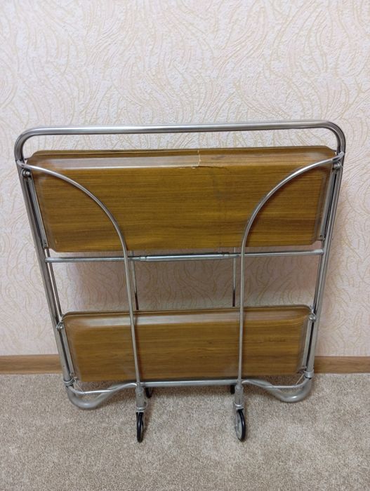 Столик складной на колесах