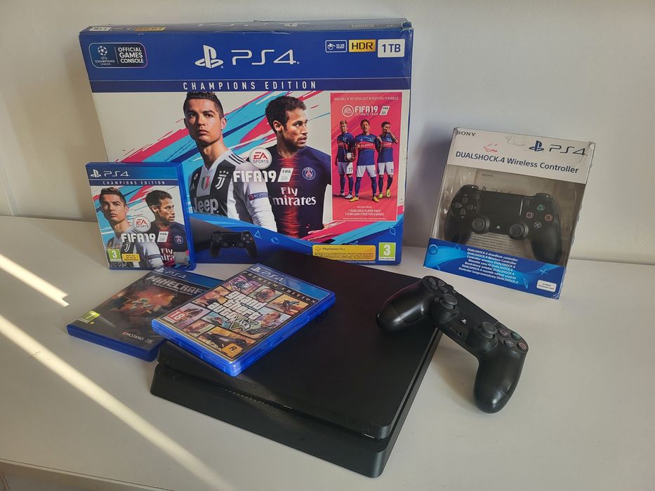 PS4 Slim 1TB cu 2 controlere si 3 jocuri