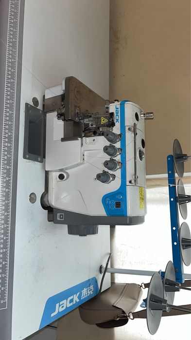 Jack E4s промышленный оверлок в отличном состоянии