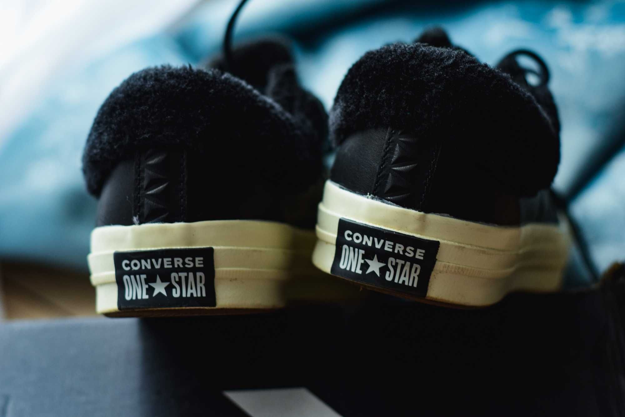 Converse, de piele, imblaniti pe interior.