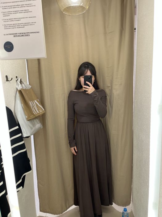 Коричневое платье с открытыми плечами
