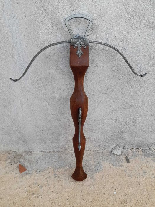 Колекция декоративни оръжия – пушка, арбалет, алебарда, мечове