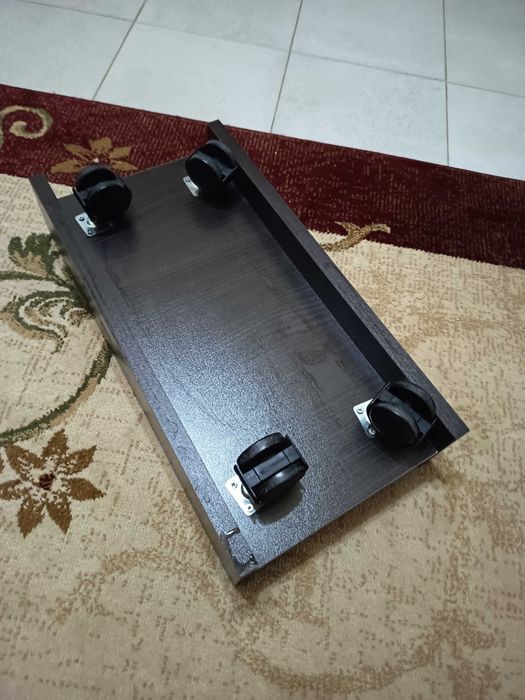 Подвижна стойка за компютър