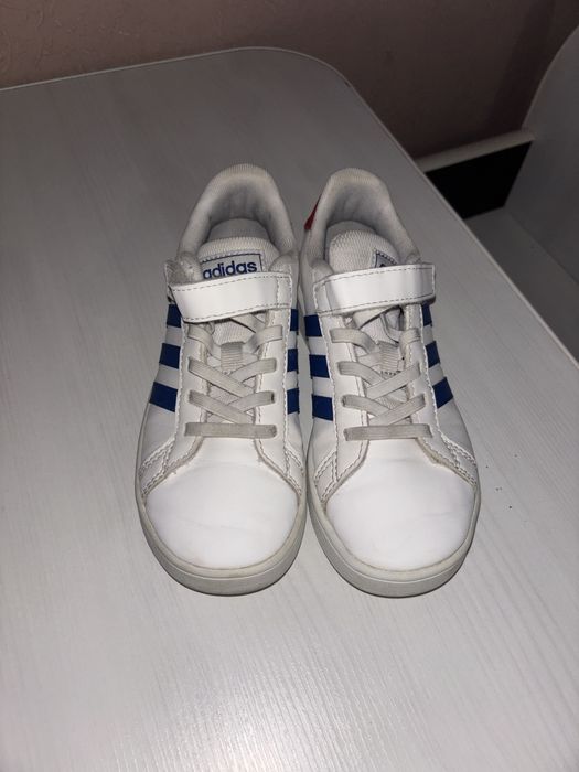 Продавам маратонки adidas черни и бели