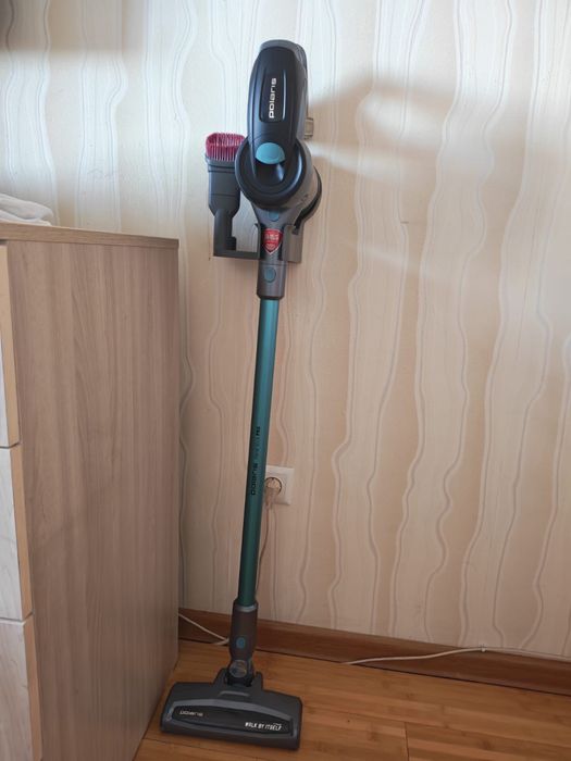 Продам вертикальный пылесос Polaris