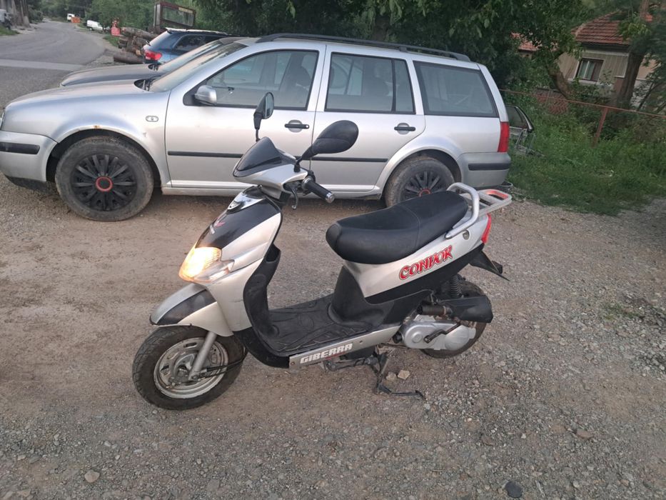 Vand scuter cu podea