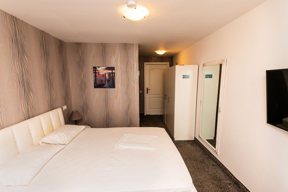 Vila P+2m 13 studiouri 1 apartament 12 locuri parcare închiriere terme