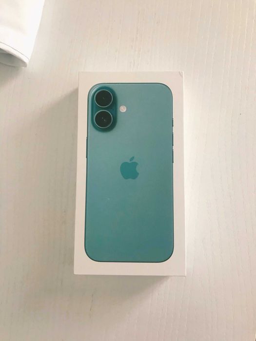 iPhone 16 256 ГБ зелёный
