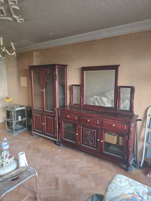 Два дървени скрина