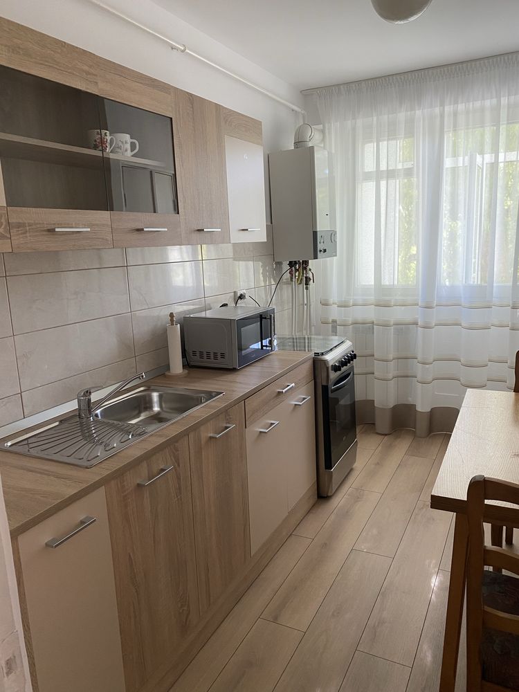 Inchiriez apartament cu 3 camere, zona Cina