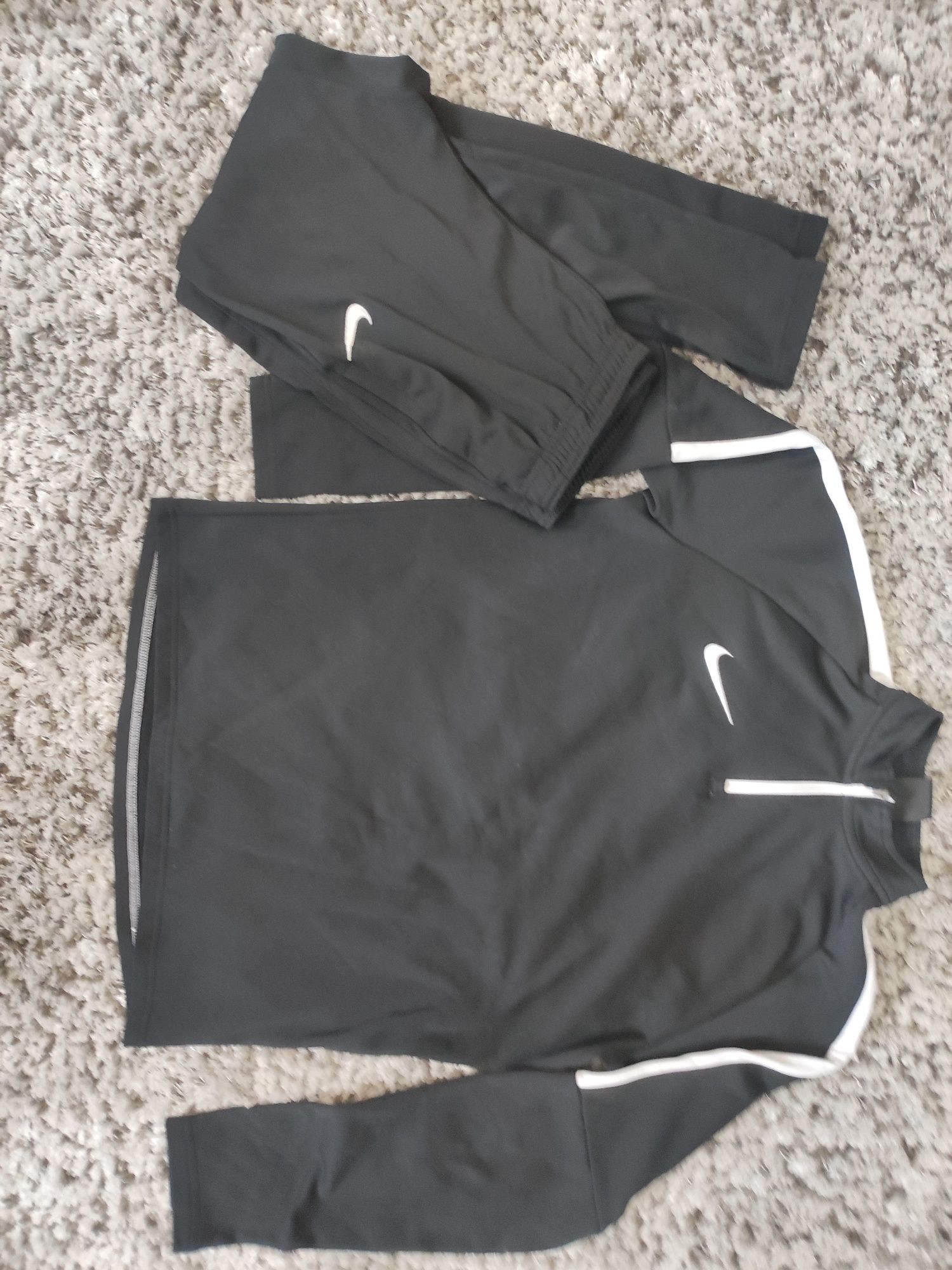 Продавам комплект NIKE