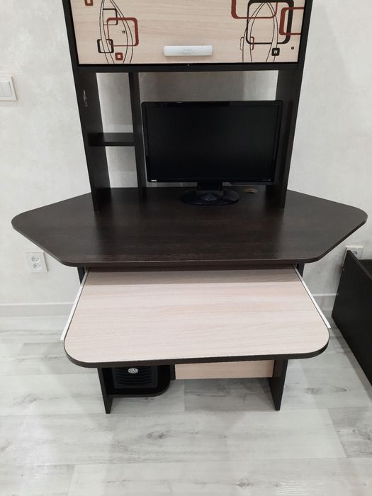 Компьютерный стол (в отличном состоянии, таза)