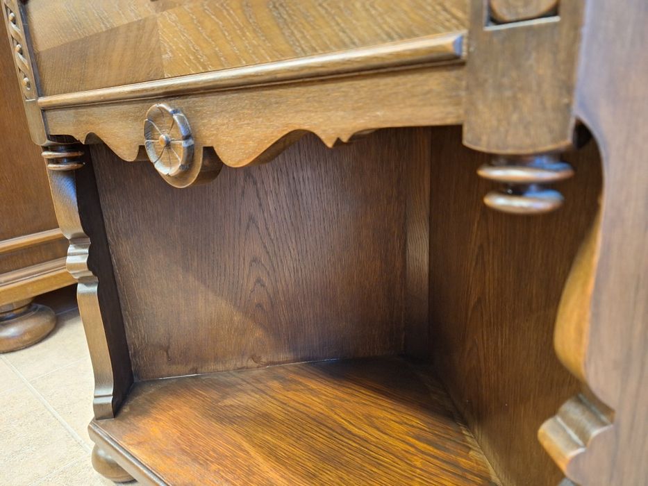 Винтидж ъглов шкаф с богата дърворезба