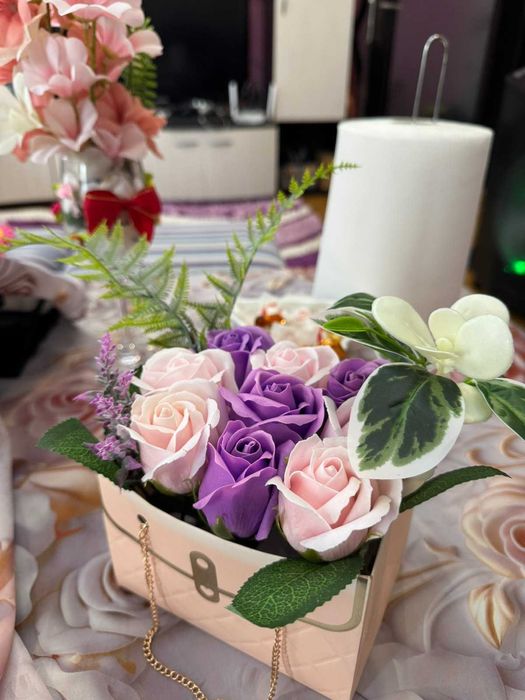 Кашпи и картини с цветя и мъх