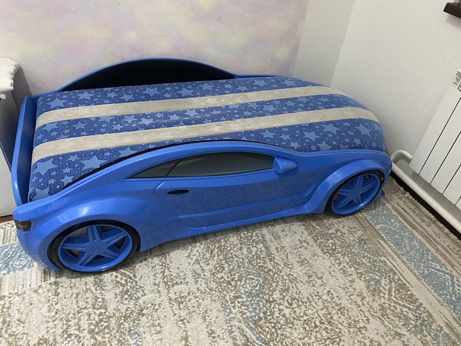 Продам кровать с матрасом ортопедическим