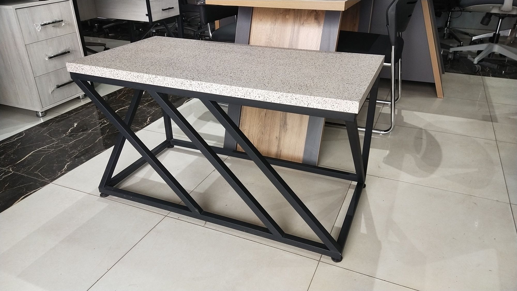 Jurnalni stol loft dizayinda