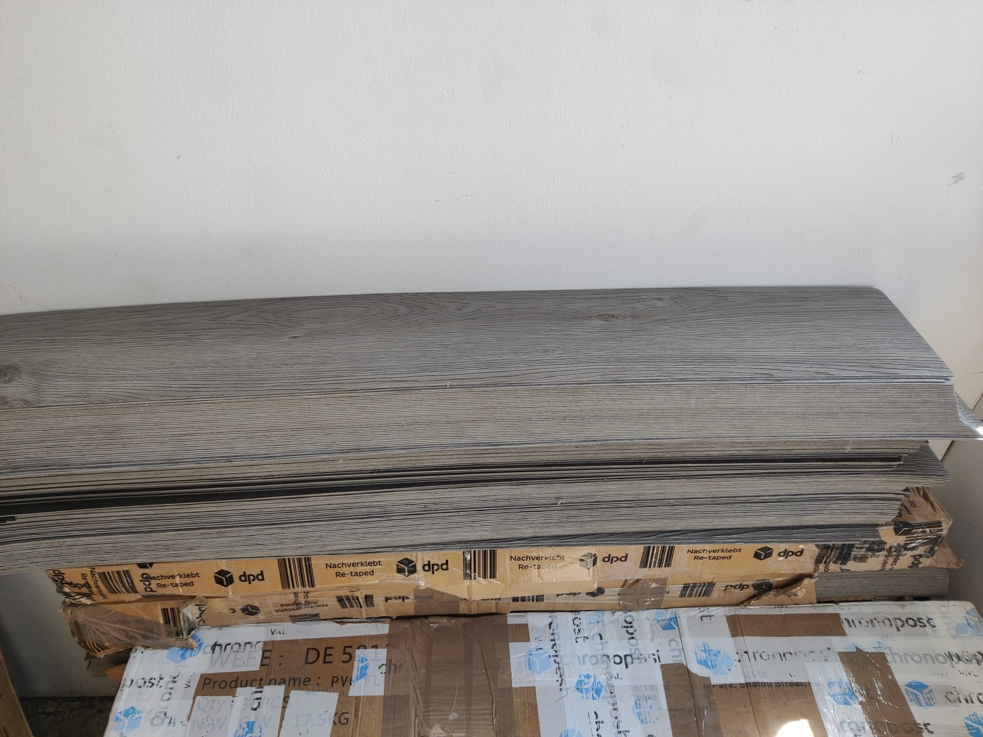 Setul de plăci de pardoseală autoadezive din PVC include 36 de plăci,