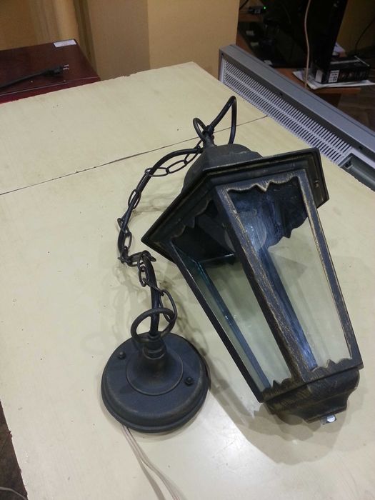 Стар метален електрически фенер.