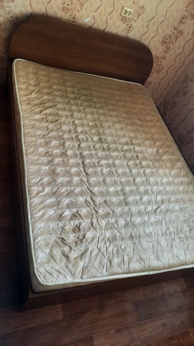 Кровать с матрасом