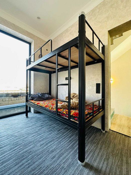 Компактная двухъярусная кровать из металла — экономия пространства