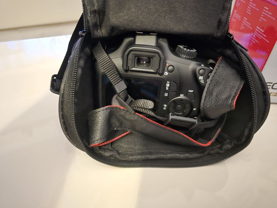 Canon EOS 4000D + obiectiv EF-S 18-55mm