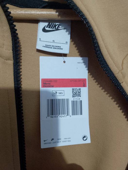 ЧИСТО НОВО горнище на Nike tech fleece бежов