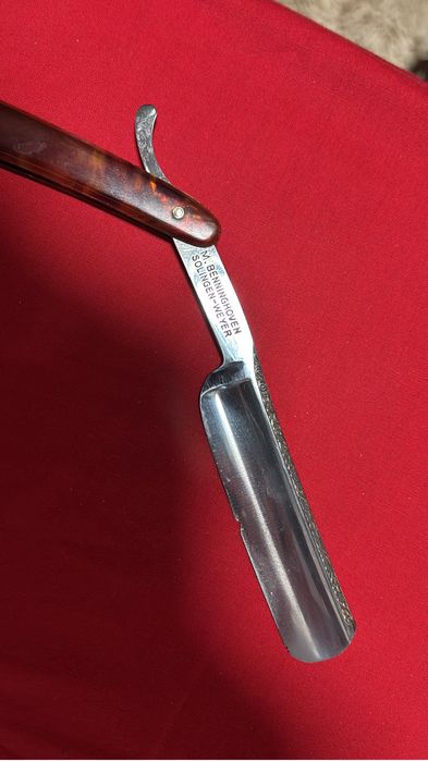 Piesa originala gravata color cu semnatura