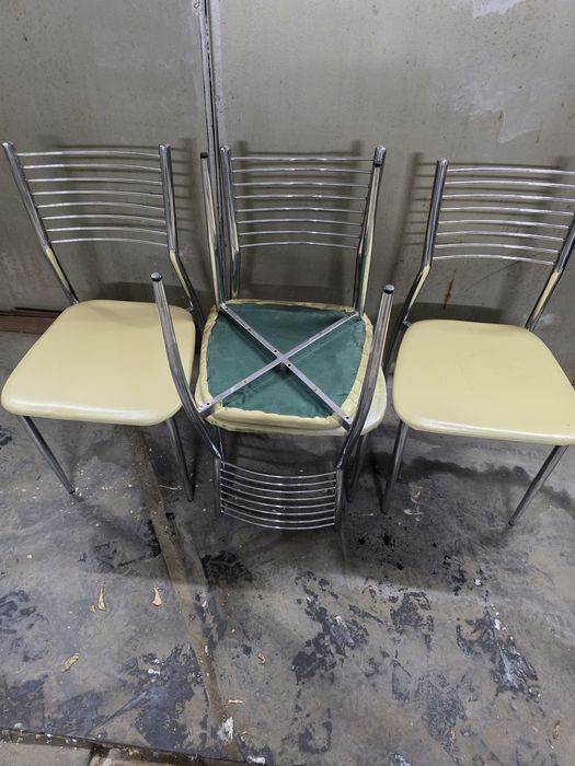 Продам четыре металлических стулья в хорошем состоянии хромироованные.