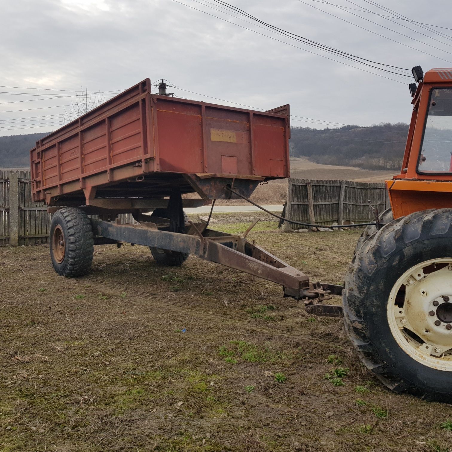 Remorcă basculabilă pe o axă