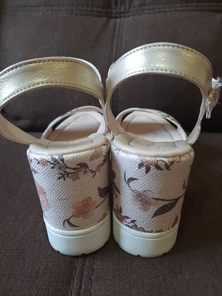 Продавам нови дамски сандали