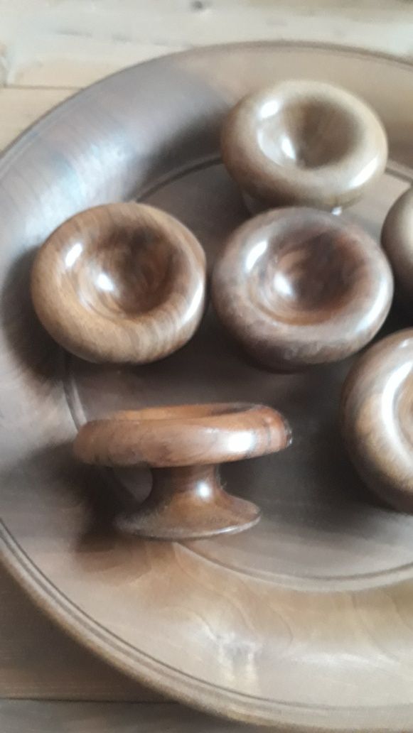 Ръчно правени дървени чинии и купи