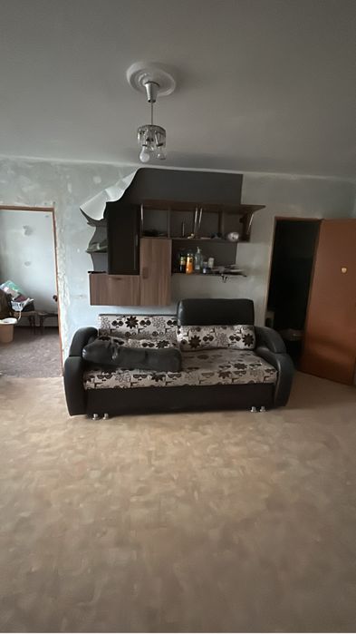 Диван 2 метра , настенный полки , диван отдам даром , полки за 15К