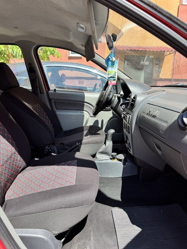 Inchiriez Dacia Logan in stare foarte buna