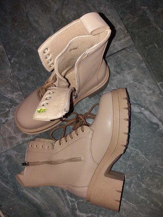 Bocanci ghete cizme piele negre maro nr 36 37 38 41 42 Pret 40 lei.