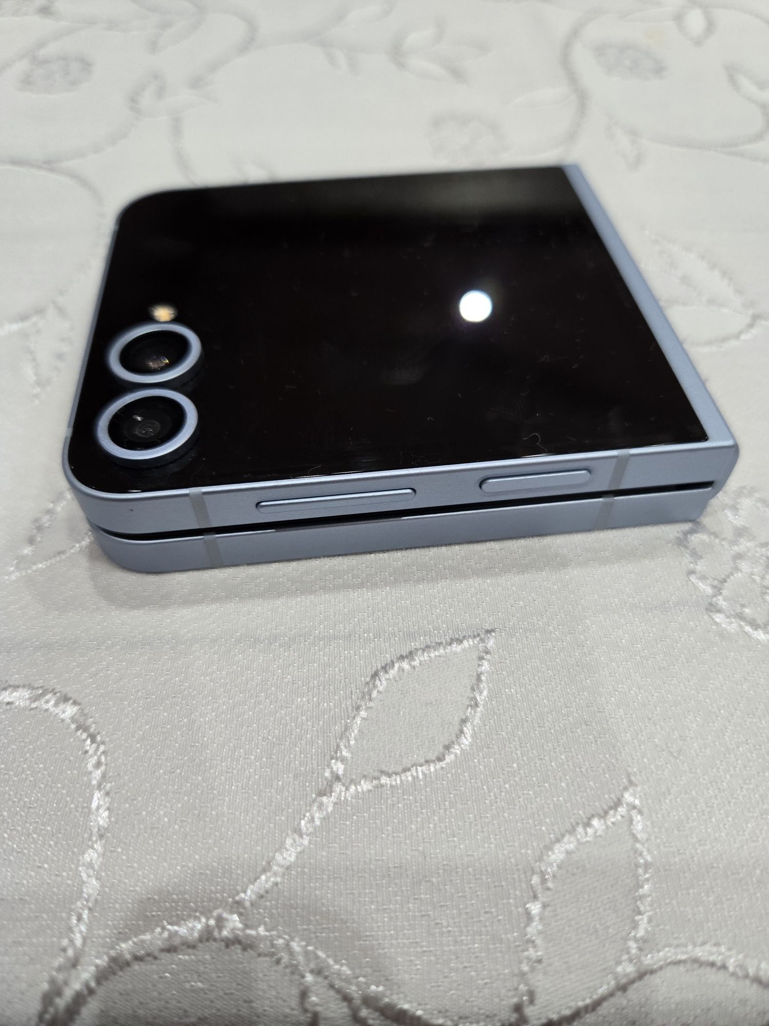 Samsung galaxy Z Flip6 256gb син на цвят