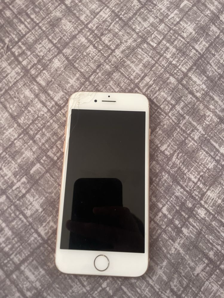 Vand iphone 8 capacitate 82
