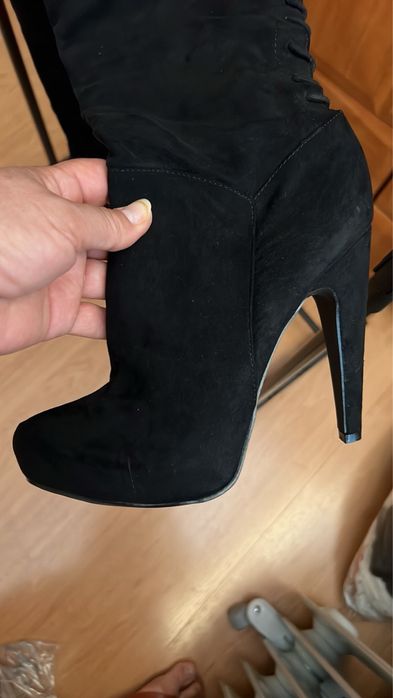 Високи ботуши с ток