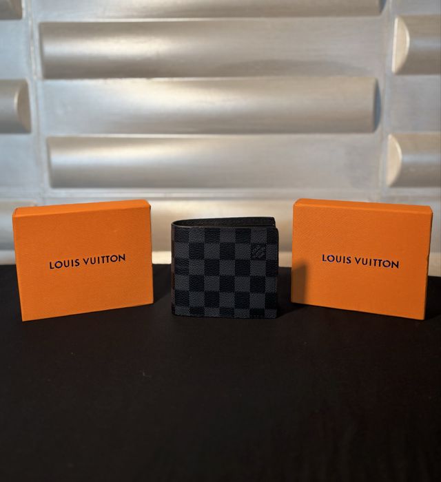 Louis Vuitton портфейли