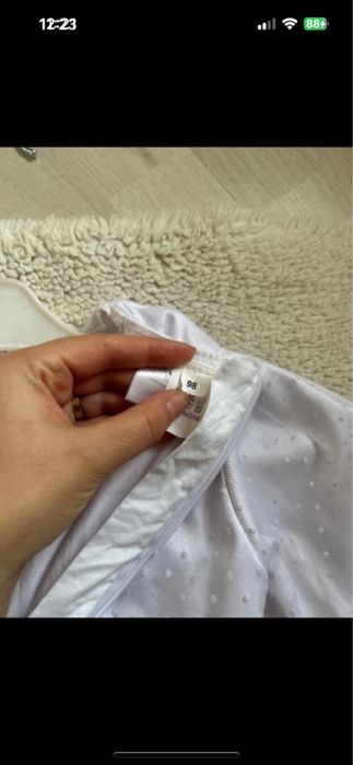 Rochita alba potrivita pentru serbare sau evenimente speciale