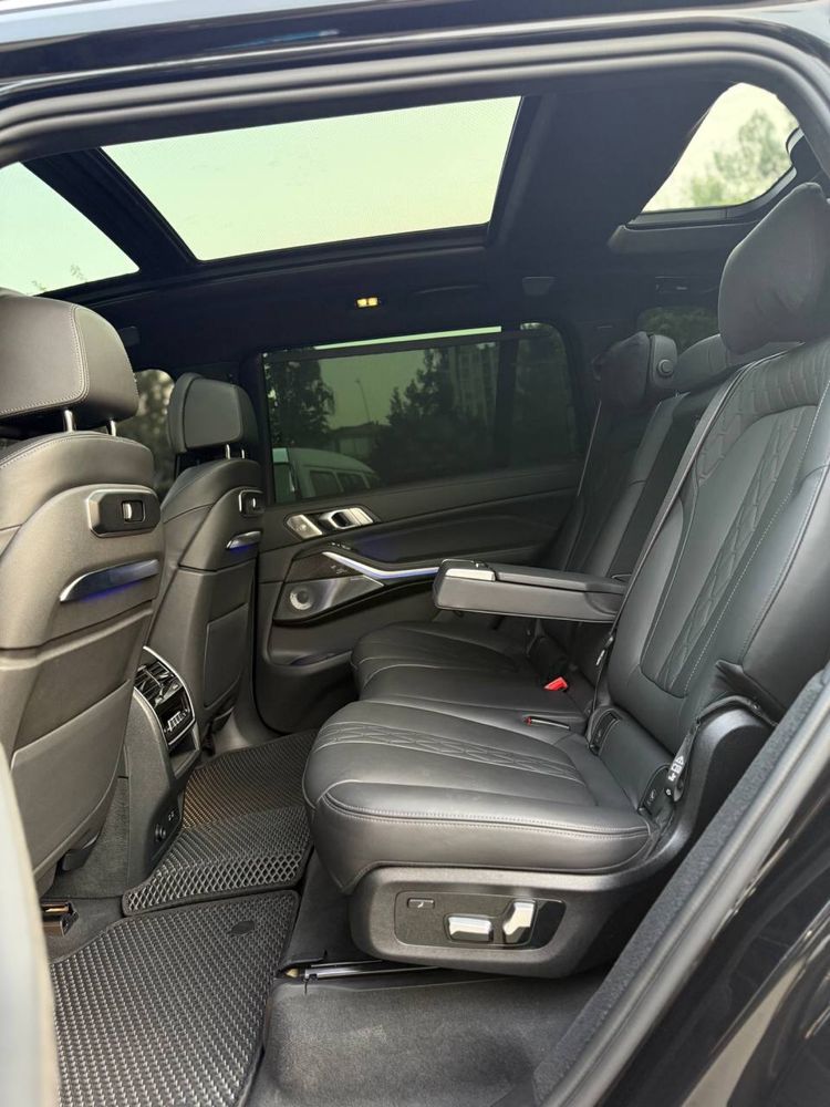 BMW X7 M60i.