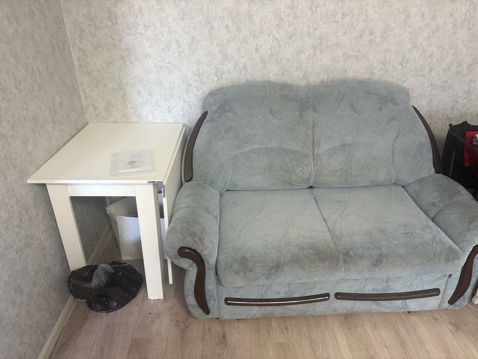 Два дивана, кресло и стол