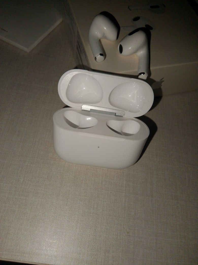 Продаю airpods 3