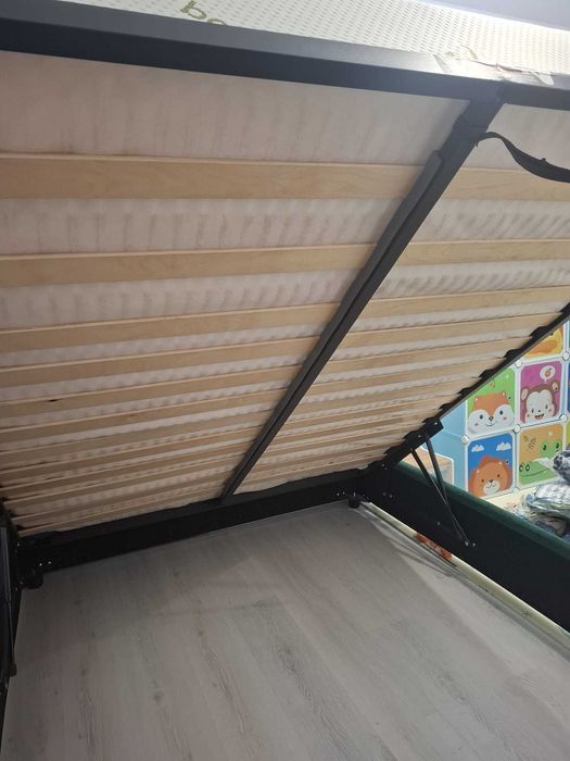 Pat tapițat, saltea inclusă, 160x200 cm.